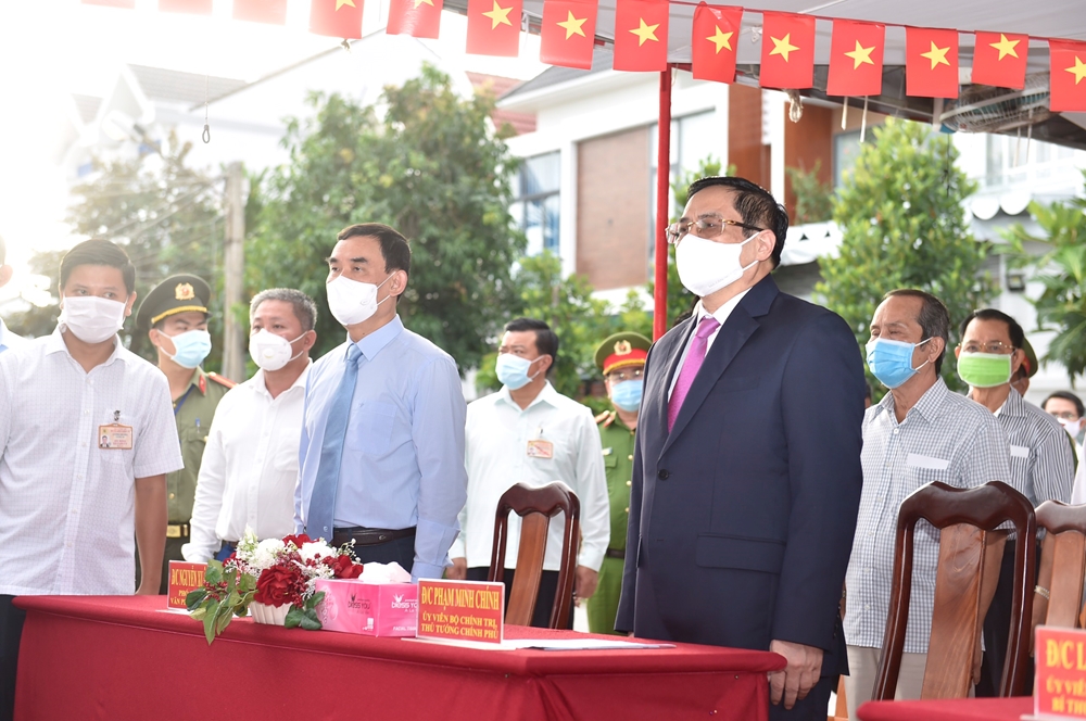 Tại Khu vực bỏ phiếu số 18, phường Cái Khế, quận Ninh Kiều, thành phố Cần Thơ, Thủ tướng Chính phủ Phạm Minh Chính cùng với lãnh đạo thành phố Cần Thơ, đông đảo cử tri đã tham dự lễ khai mạc và bỏ phiếu bầu cử đại biểu Quốc hội khóa XV và đại biểu Hội đồng nhân dân các cấp, nhiệm kỳ 2021 - 2026. Ảnh: Trọng Hải